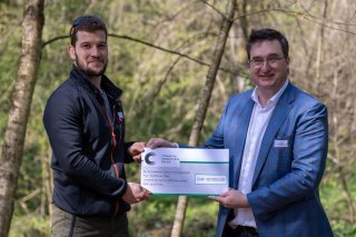 Julien Croset, directeur du triage forestier de la Cime de l'Est, reçoit officiellement le chèque remis par la Fondation Carbon Free Valais